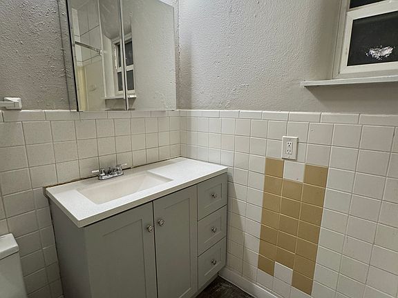 3rd image of 1383 W Gill Pl