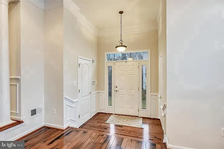 22092 Avonworth Sq — Photo 12