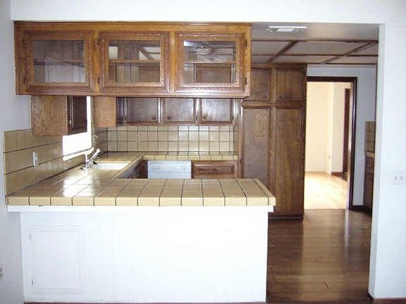 wondeful kitchen with eating bar