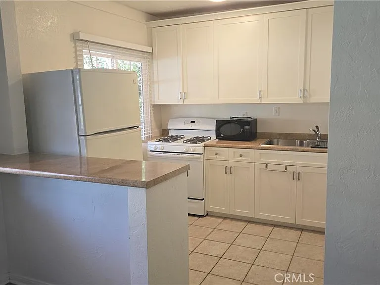 422 Bond St #2 — Photo 3