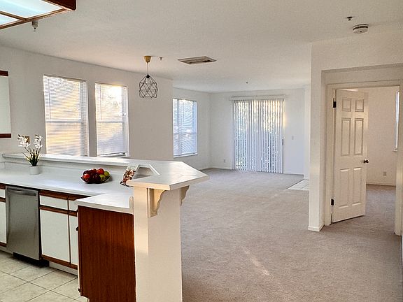 4th image of 952 S 11th St #221