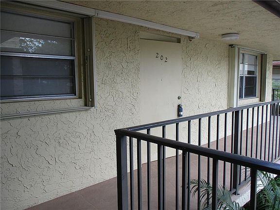 5th image of 8798 Holly Court #202