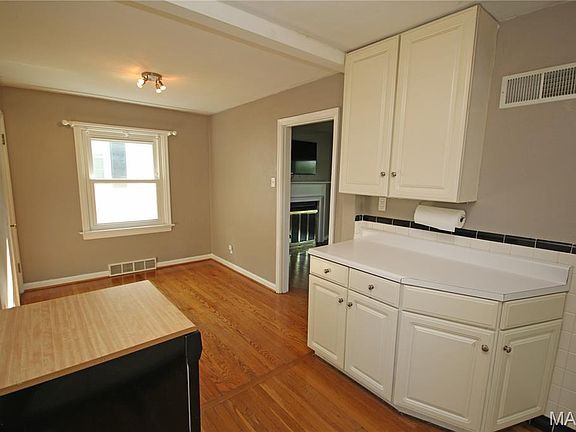 5th image of 986 Woodbine Dr