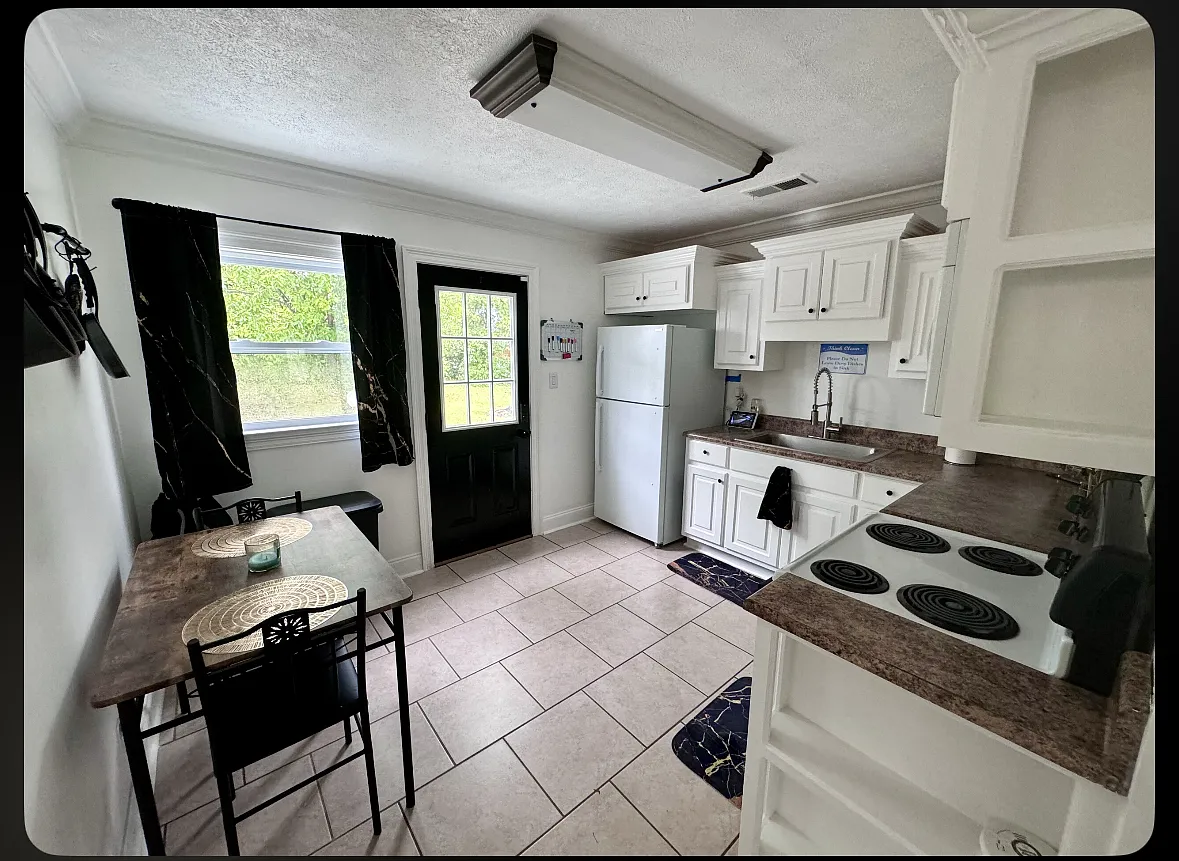 3 bed, 1376 sqft, $1,700 — Photo 1