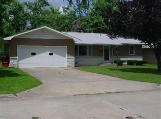 845 S Luster Ave, Springfield, MO 65802