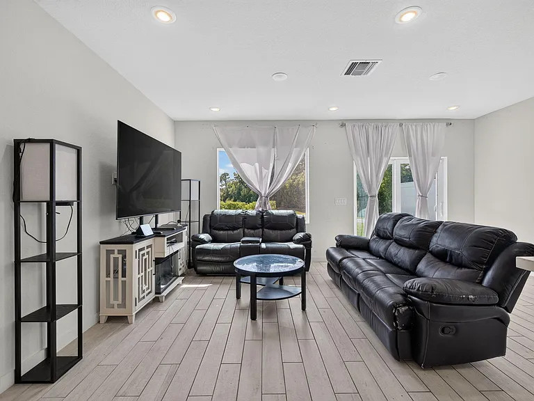 608 NE Waters Edge Ln — Photo 12