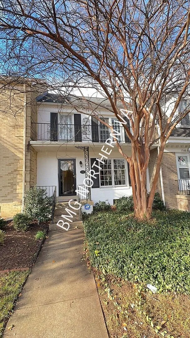 Beautiful 3 Bed 2.5 Bath Interior Townhome With Fenced Yard In Hallcrest Heights — Photo 2
