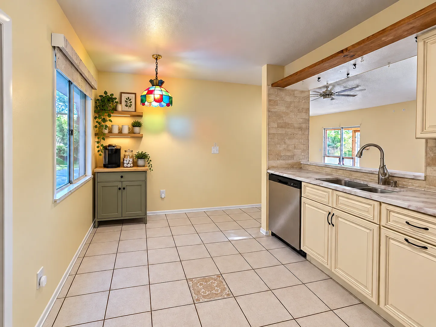 1545 Maxwell Ln — Photo 4