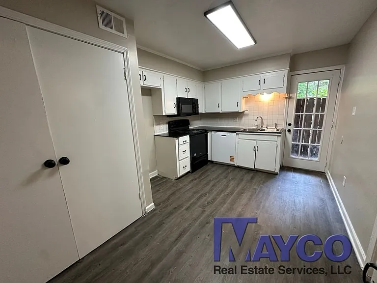 Grand Oaks Apartment Homes — Photo 12