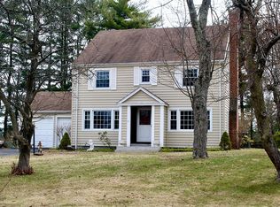 21 Farmstead Ln, West Hartford, CT 06117