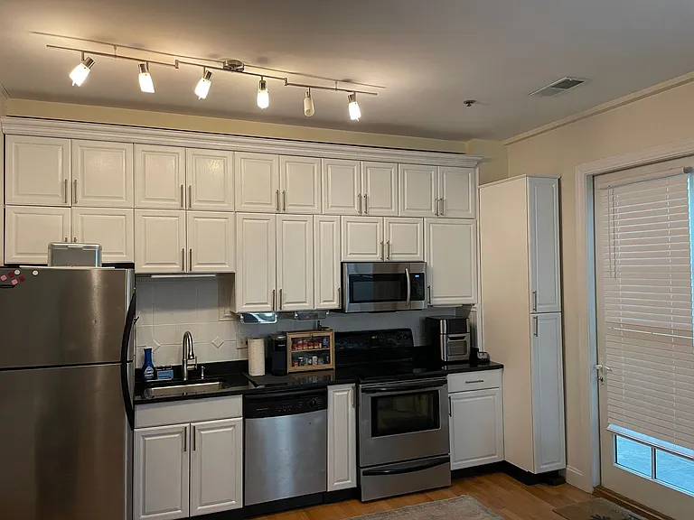 348 King St #H — Photo 11