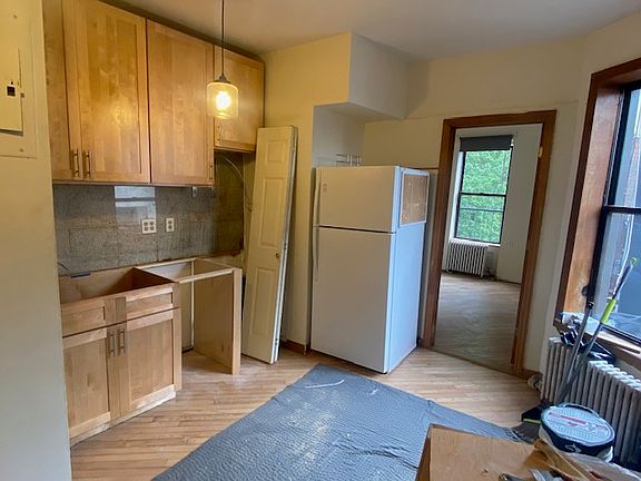 3rd image of 858 10th Ave APT 5S