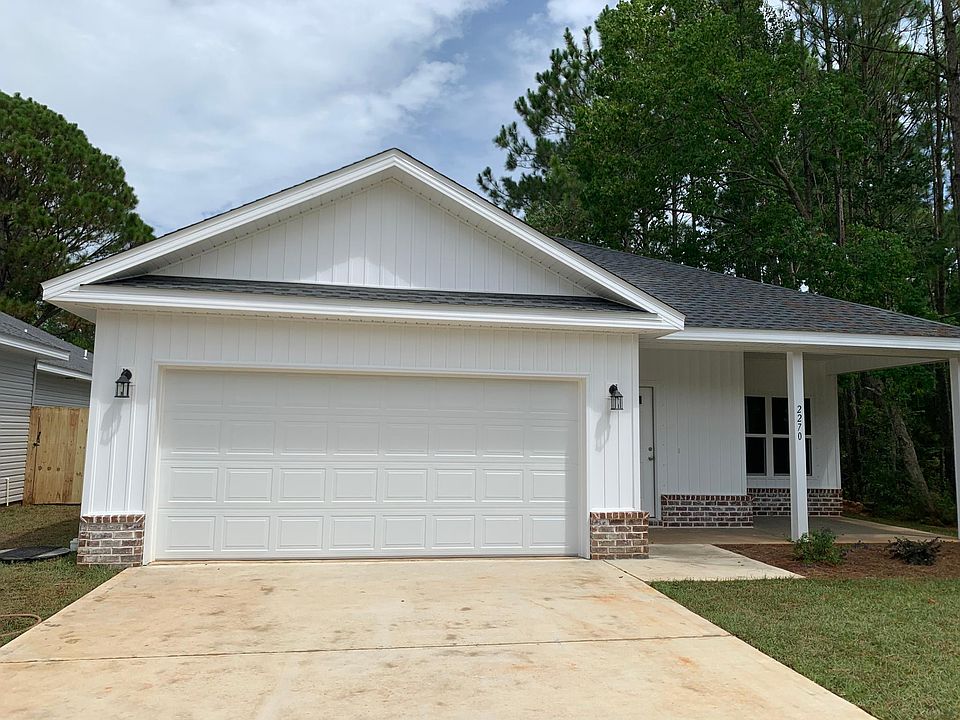 front view of home, long driveway can fit 4 vehicles.