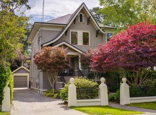 1043 Saint Patrick St, Oak Bay, BC V8S4Y2