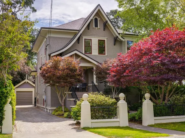 1043 Saint Patrick St, Oak Bay, BC V8S 4Y2