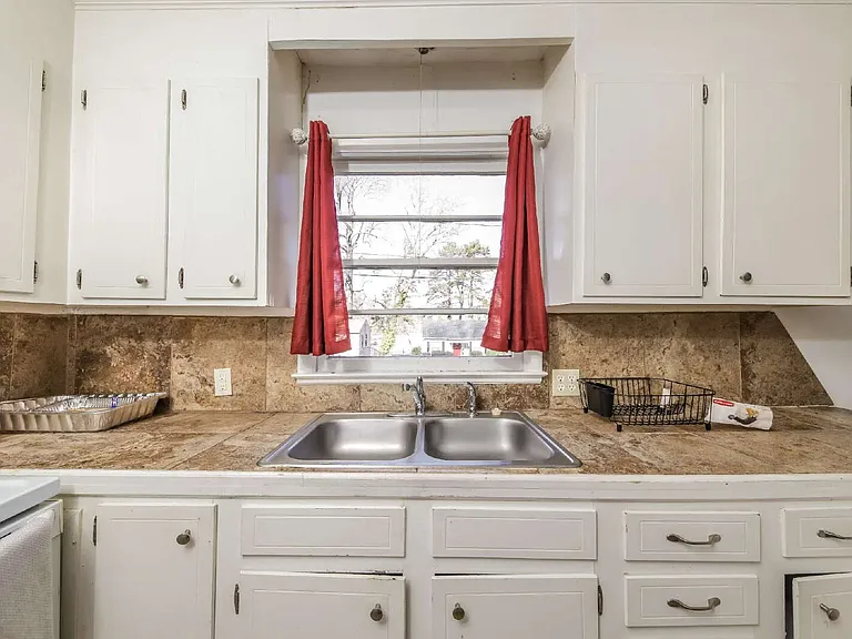 238 Bond St — Photo 10