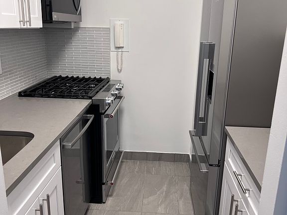4th image of 115 E 34th St #902