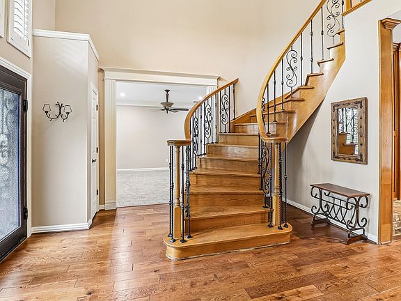 2nd image of 2609 Courtside Ln