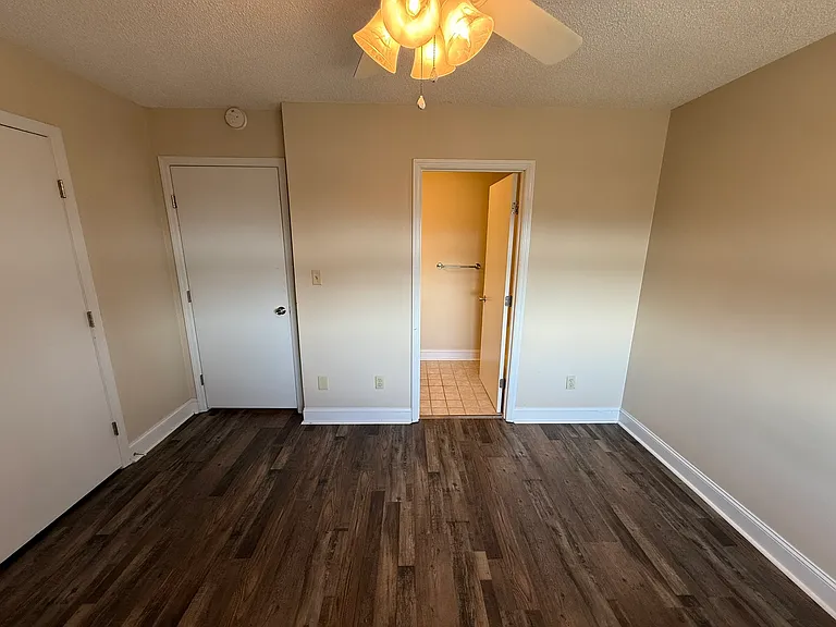 Laurelwood Apartments — Photo 19