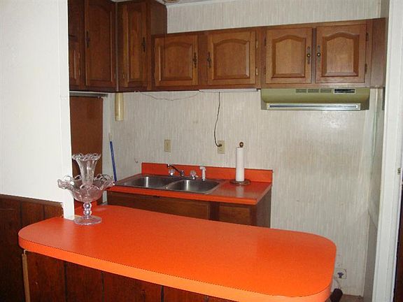 5th image of 102 Florence Ave