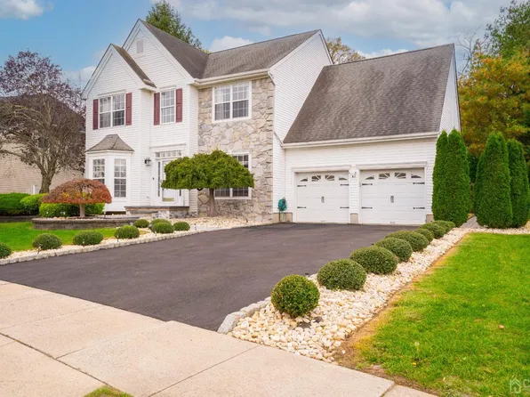 29 Breeze Dr, Dayton, NJ 08810