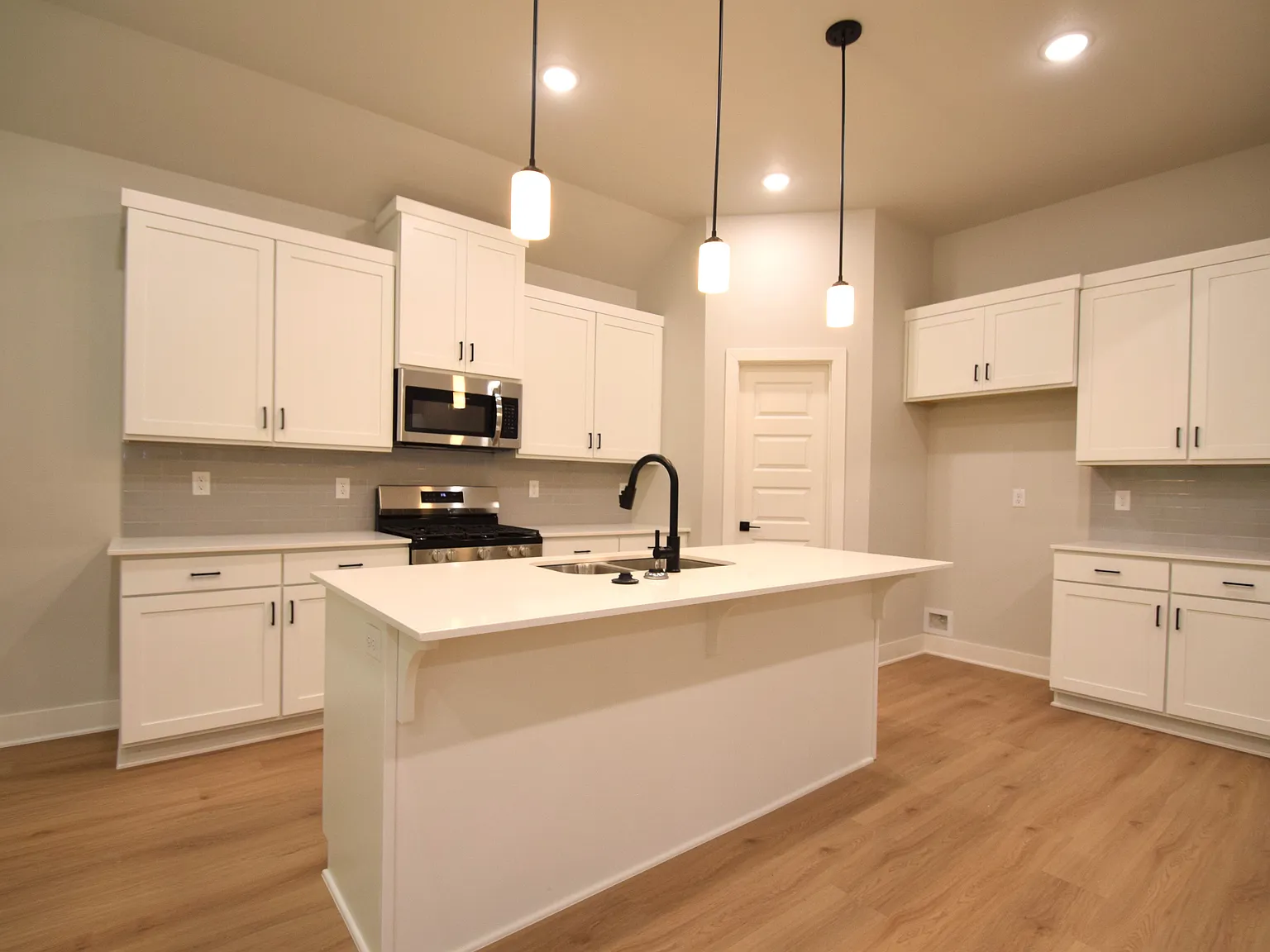 4 bed, 2183 sqft, $2,500 — Photo 4