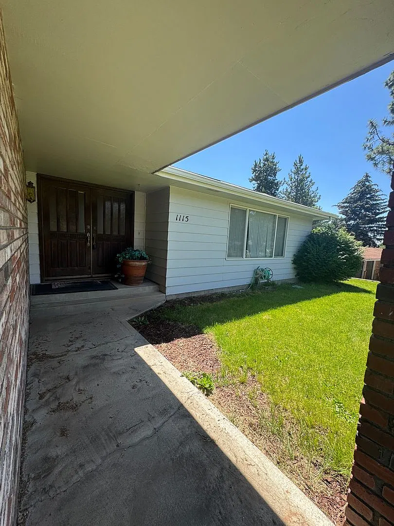 3 bed 2 bath house with attached garage and beautiful back yard — Photo 4