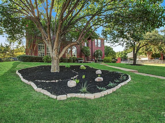 3rd image of 904 S Hollow Ct