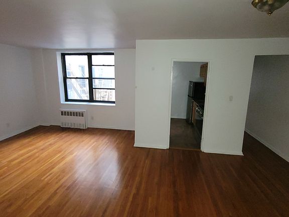3rd image of 200 Corbin Pl #V3