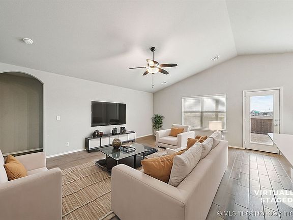 3rd image of 2029 W Huntsville Pl