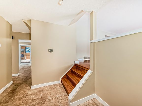 5th image of 38 Lancaster Cres