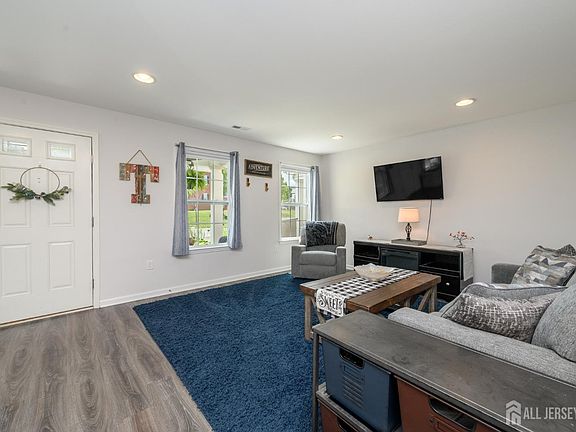 4th image of 31 Rockhill Ln