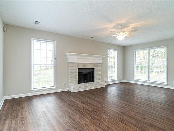 4th image of 3915 Willowmeade Dr