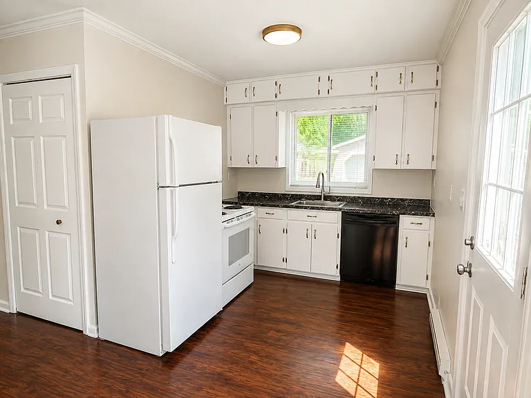 2582 Roselawn St — Photo 4