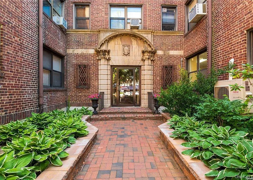 7 Bond St #3B