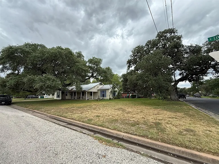 231 E Live Oak St #A — Photo 2