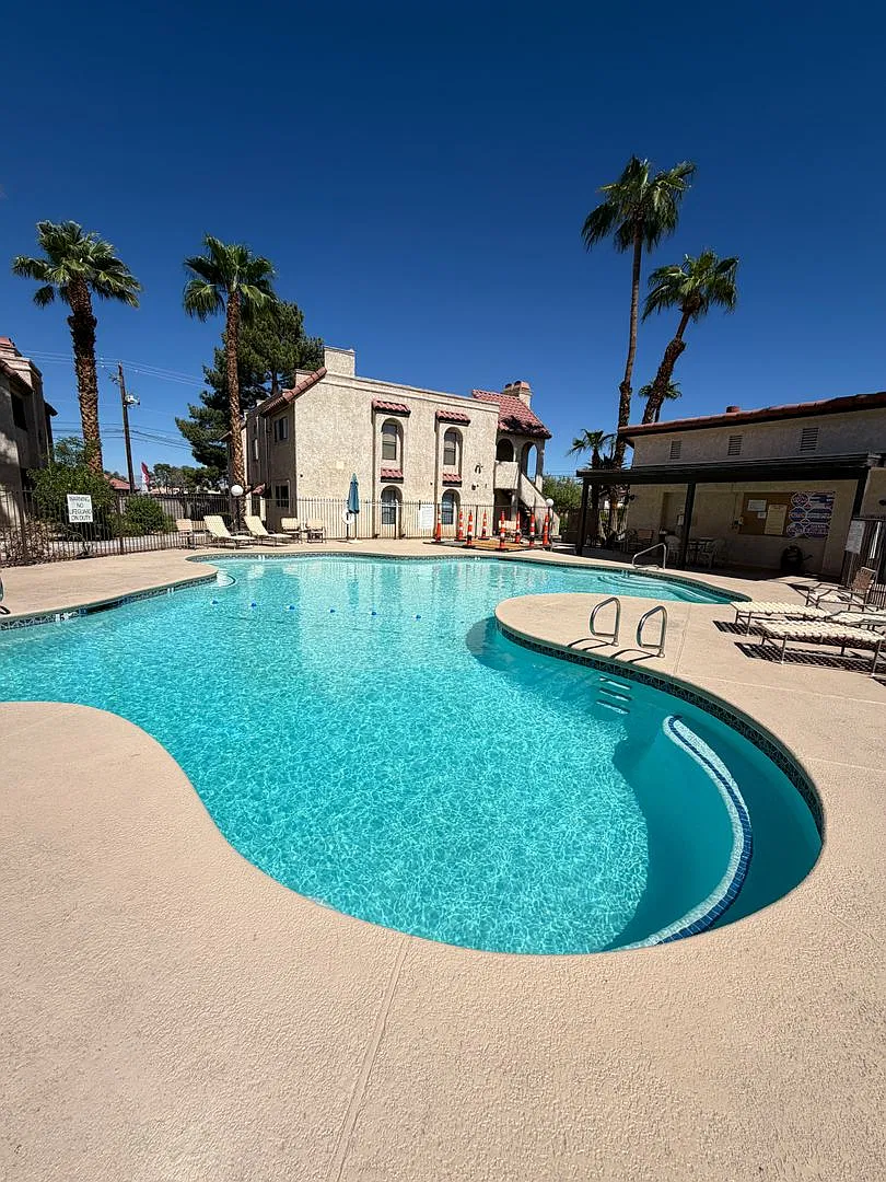 Americana Property Mgmt - Downstairs 2 Beds Condo Near The Strip — Photo 2