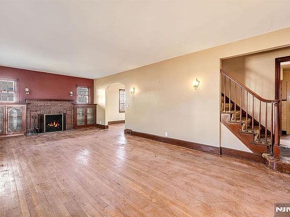 3rd image of 164 Chestnut St