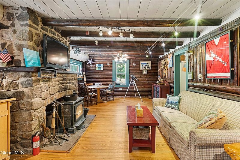 5th image of 323 Goodman Road