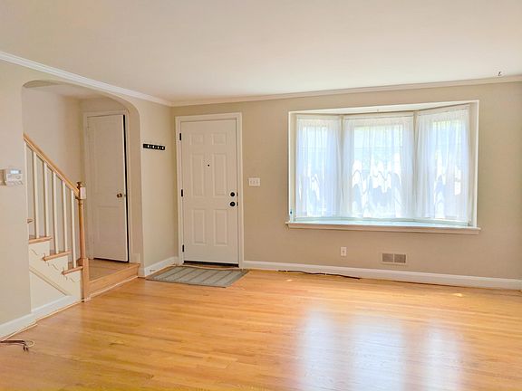 3rd image of 120 Stevenson Ln