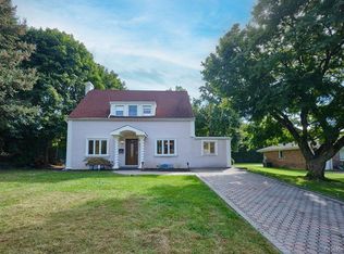 12 Colony Ln, Roslyn Heights, NY 11577