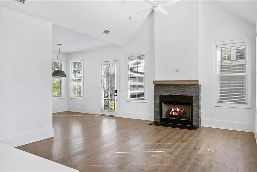 2 bed, 2.0 bath, 1379 sqft, $3,400 — Photo 3