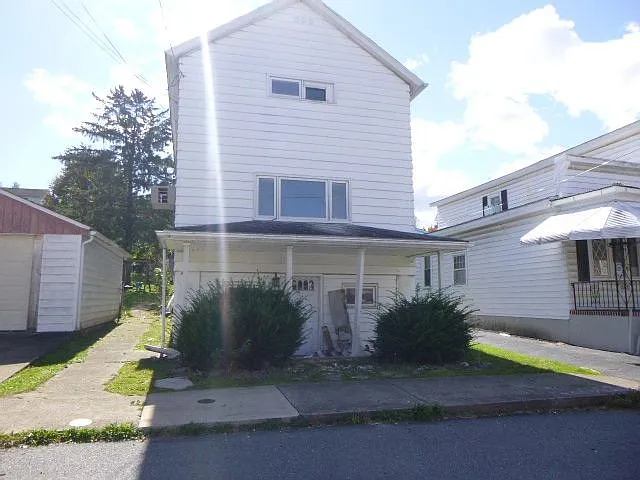 233 Smith St photo 1