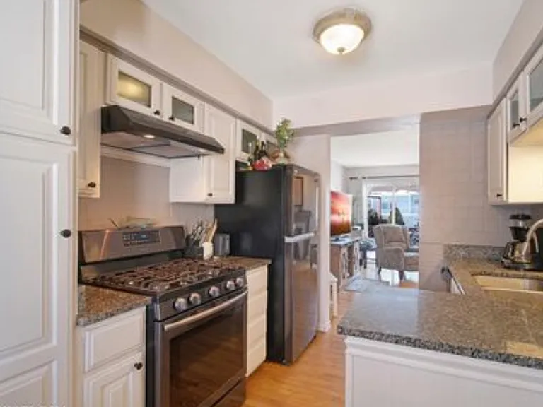 930 Oak Ridge Dr — Photo 3