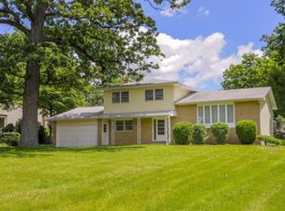 320 Woodland Hills Rd, Batavia, IL 60510