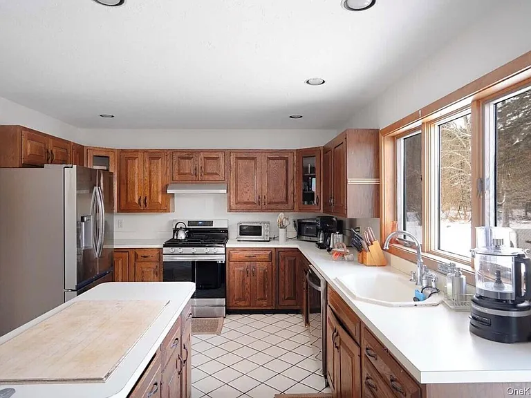 170 Maplecrest Rd — Photo 14
