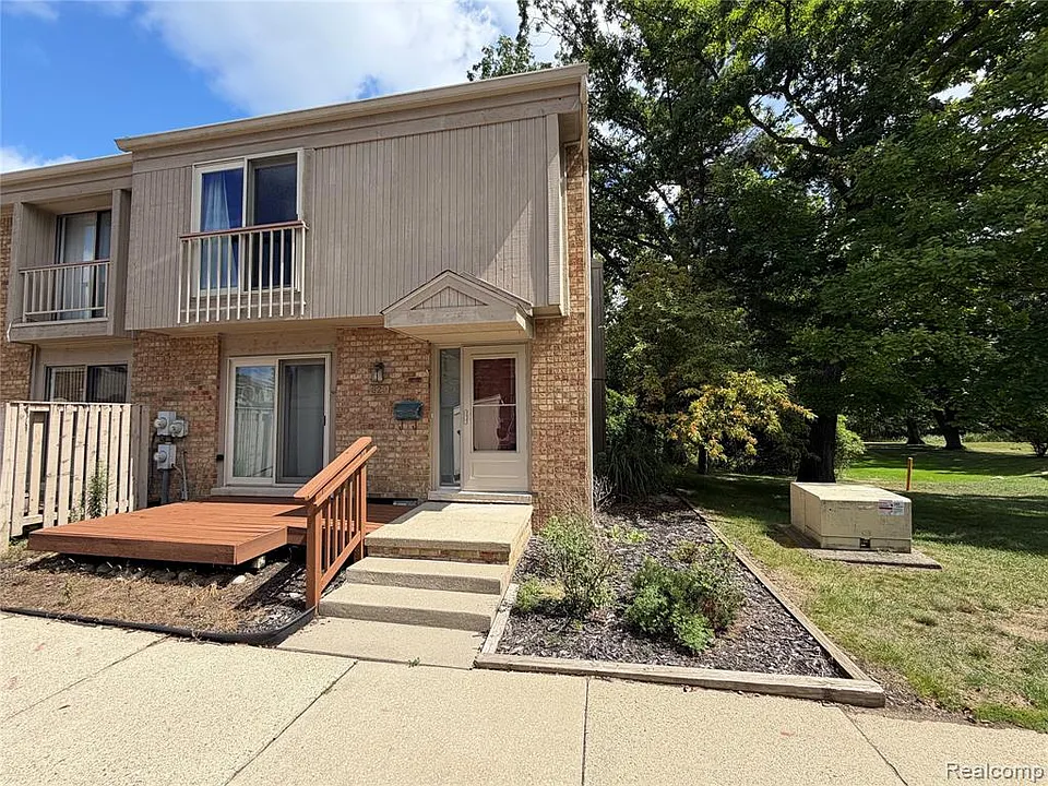 629 Oakbrook W #18