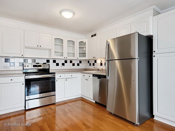 4th image of 3930 N Pine Grove Ave APT 605