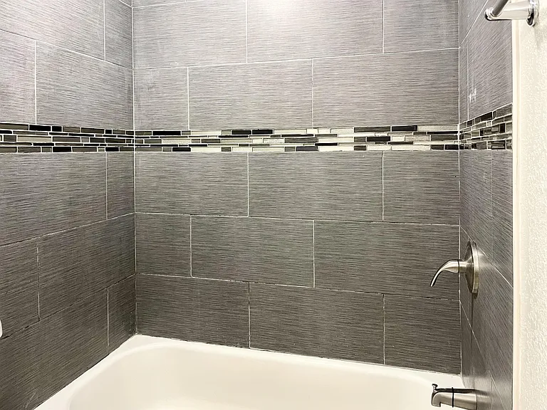 410 E 6th St #5 — Photo 7