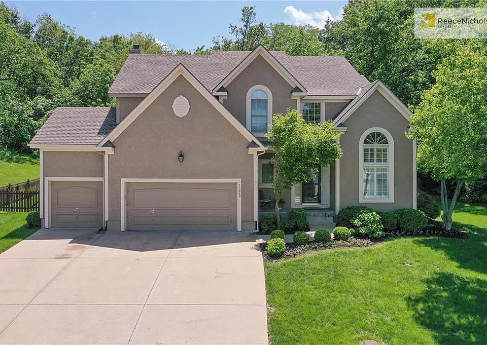 Welcome to lush surroundings in Lakeview Estates!